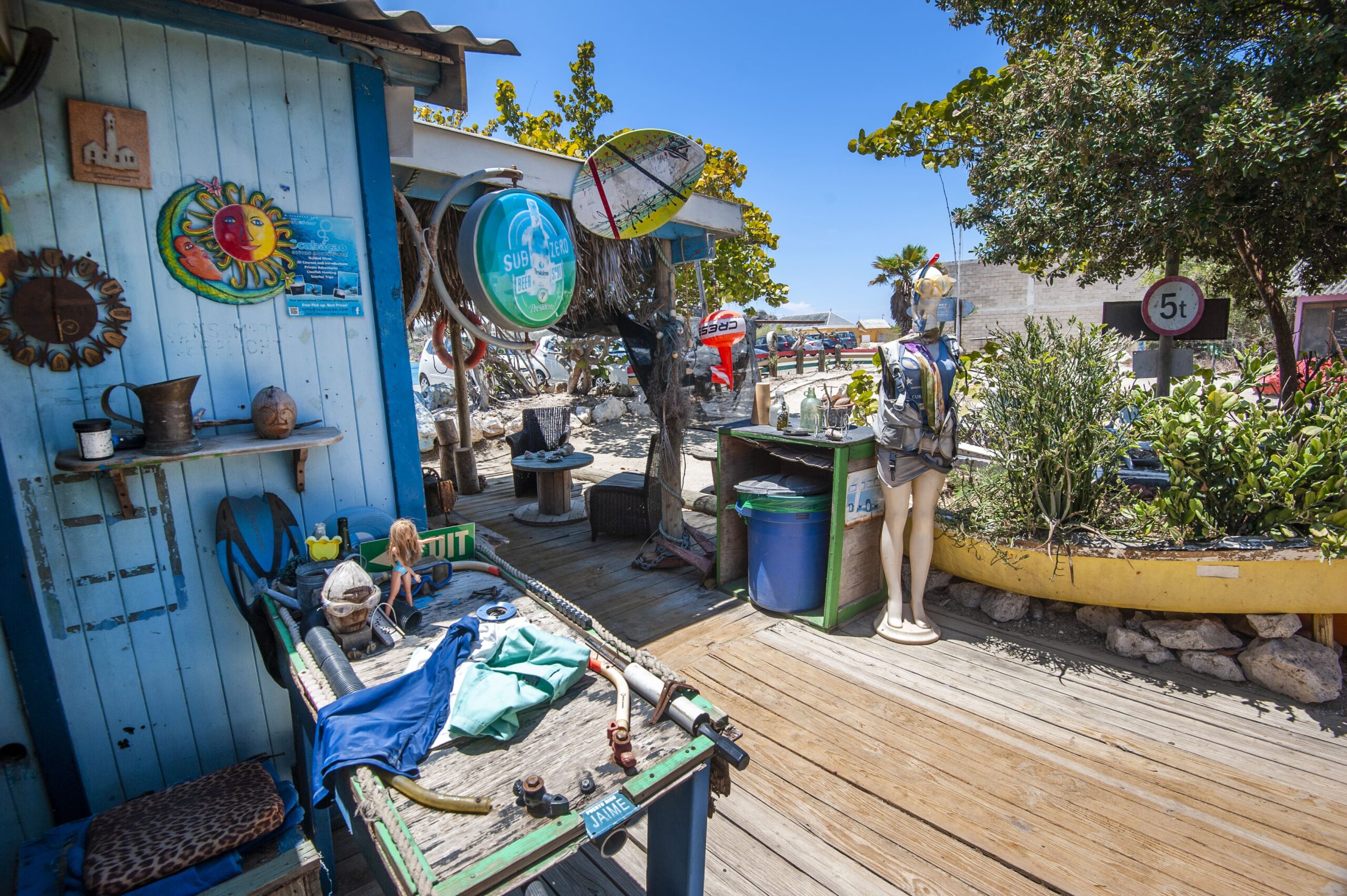 Sfeer tugboat beach bar Curacao